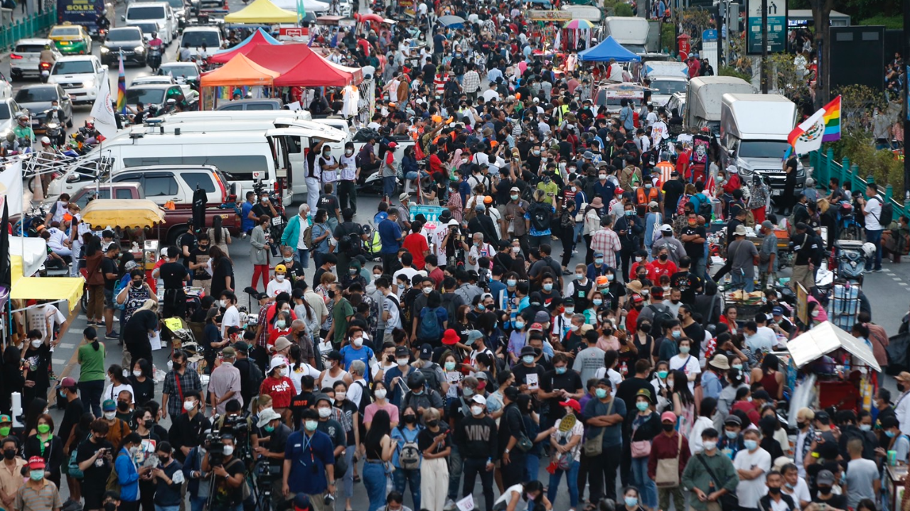 ม็อบ ครย.112 หวิดวุ่น หลังตำรวจเข้าดึงป้ายบนสะพานลอยเหนือเวทีกิจกรรม