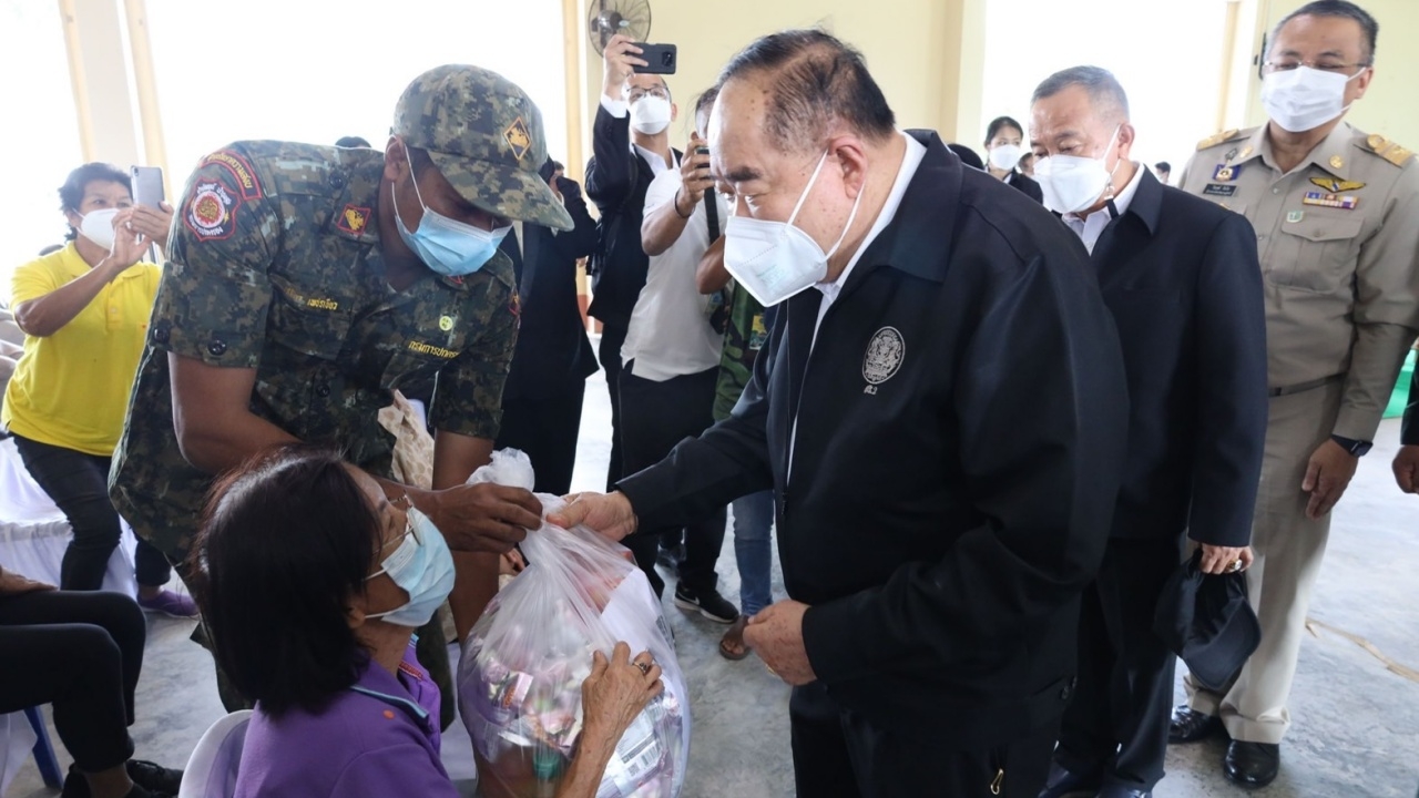 "ประวิตร" ลงพื้นที่ ตามสถานการณ์น้ำท่วมภาคใต้ สั่งช่วยเหลือ เยียวยาเร่งด่วน
