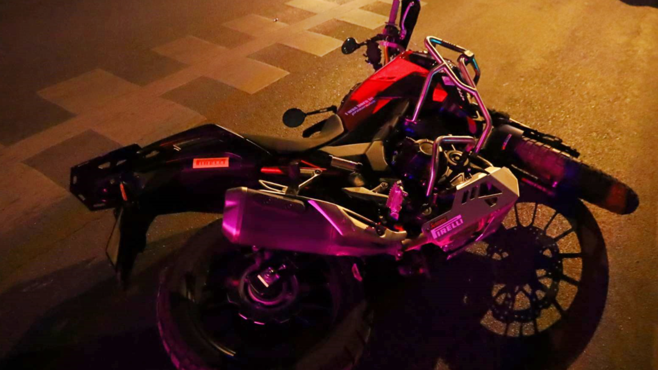 สังเวยความเร็ว "หนุ่มวิศวะ" ซิ่งบิ๊กไบค์ ชนราวสะพาน พลิกคว่ำเป็นศพ