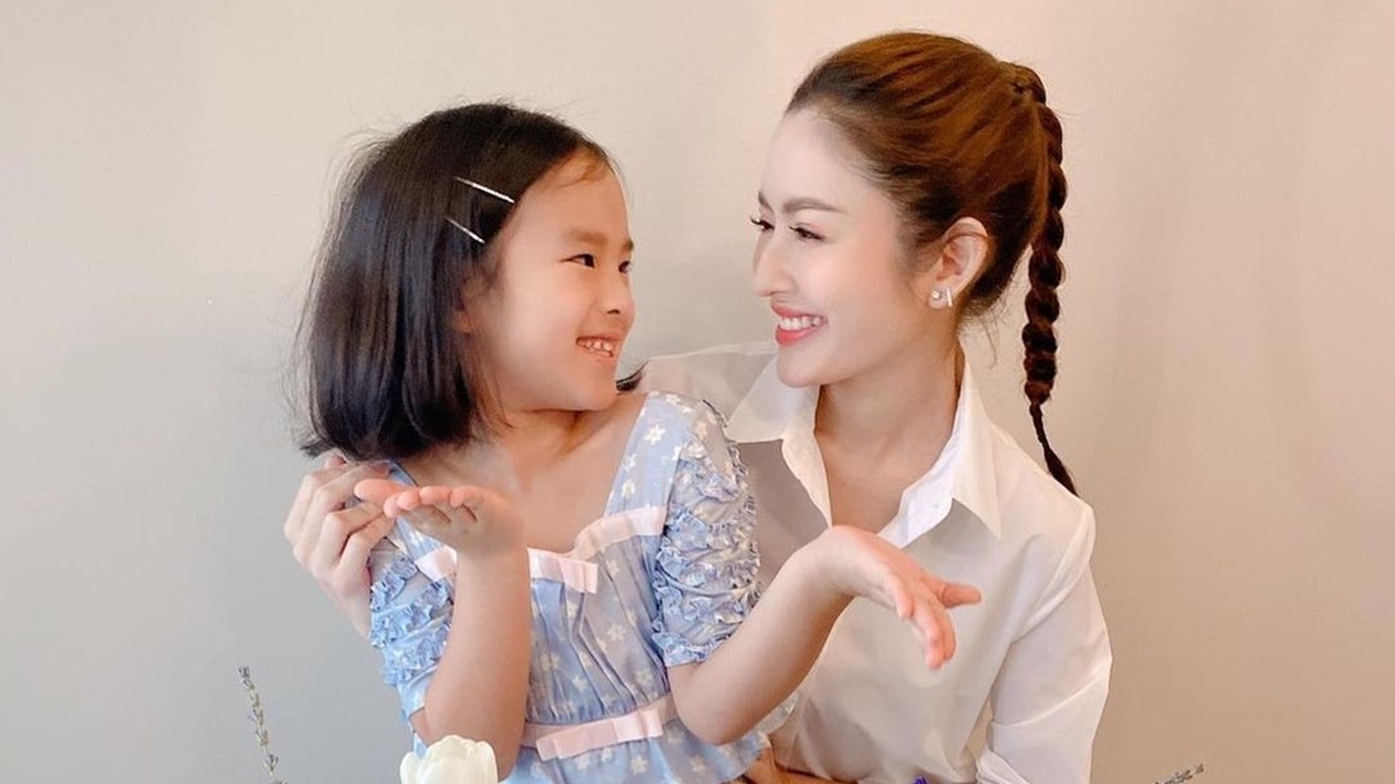 แอฟ ทักษอร ถึงกับยิ้มแห้ง น้องปีใหม่ เผยเรื่องจริงสุดลับในการบ้านส่งครู