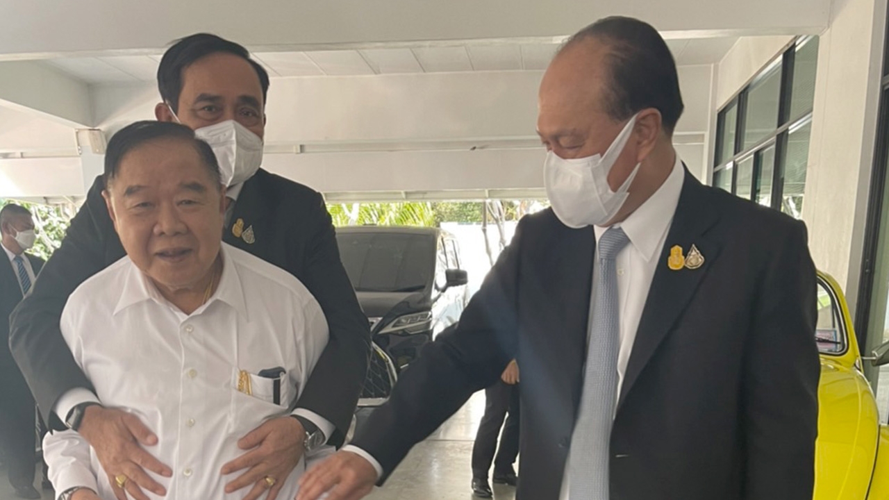 ชื่นมื่น! 3 ป.โชว์บึ๊ก กินข้าวร่วมกัน "บิ๊กตู่" โอบกอด-จับพุง "บิ๊กป้อม"