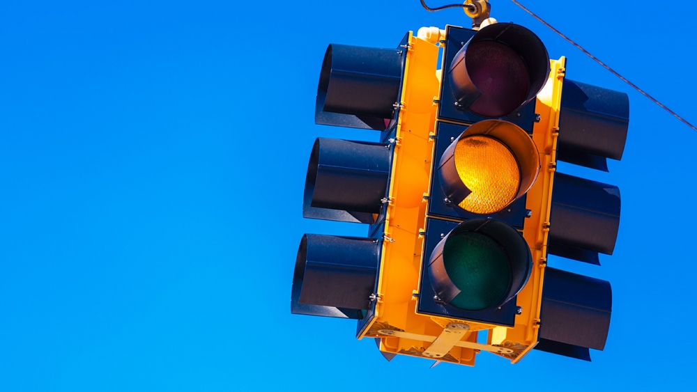 .ไฟเหลือง เตรียมเร่งหรือเตรียมหยุด ฝ่าไฟเหลืองเจอปรับไหม?.