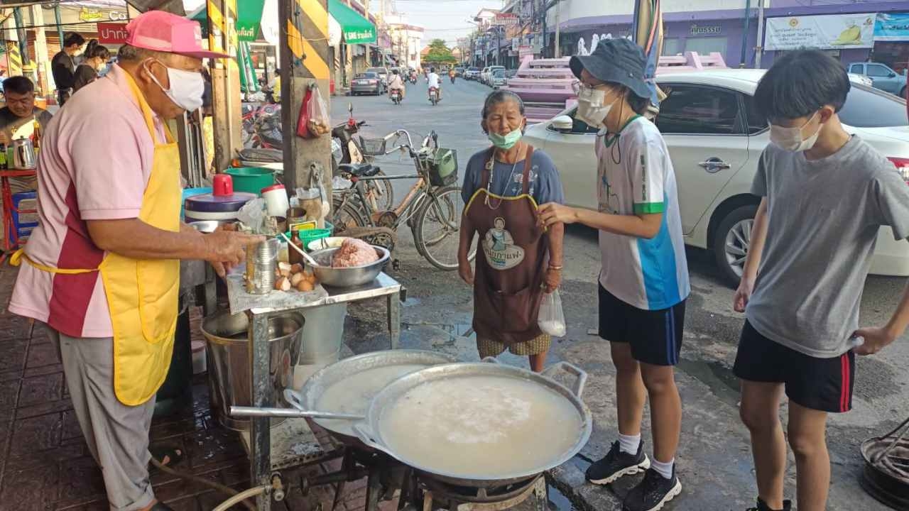 โจ๊กกระทะเฮียเก้า ตำนานมื้อเช้าอุทัยธานี ขายมาแล้ว 3 รุ่นนานเกือบร้อยปี