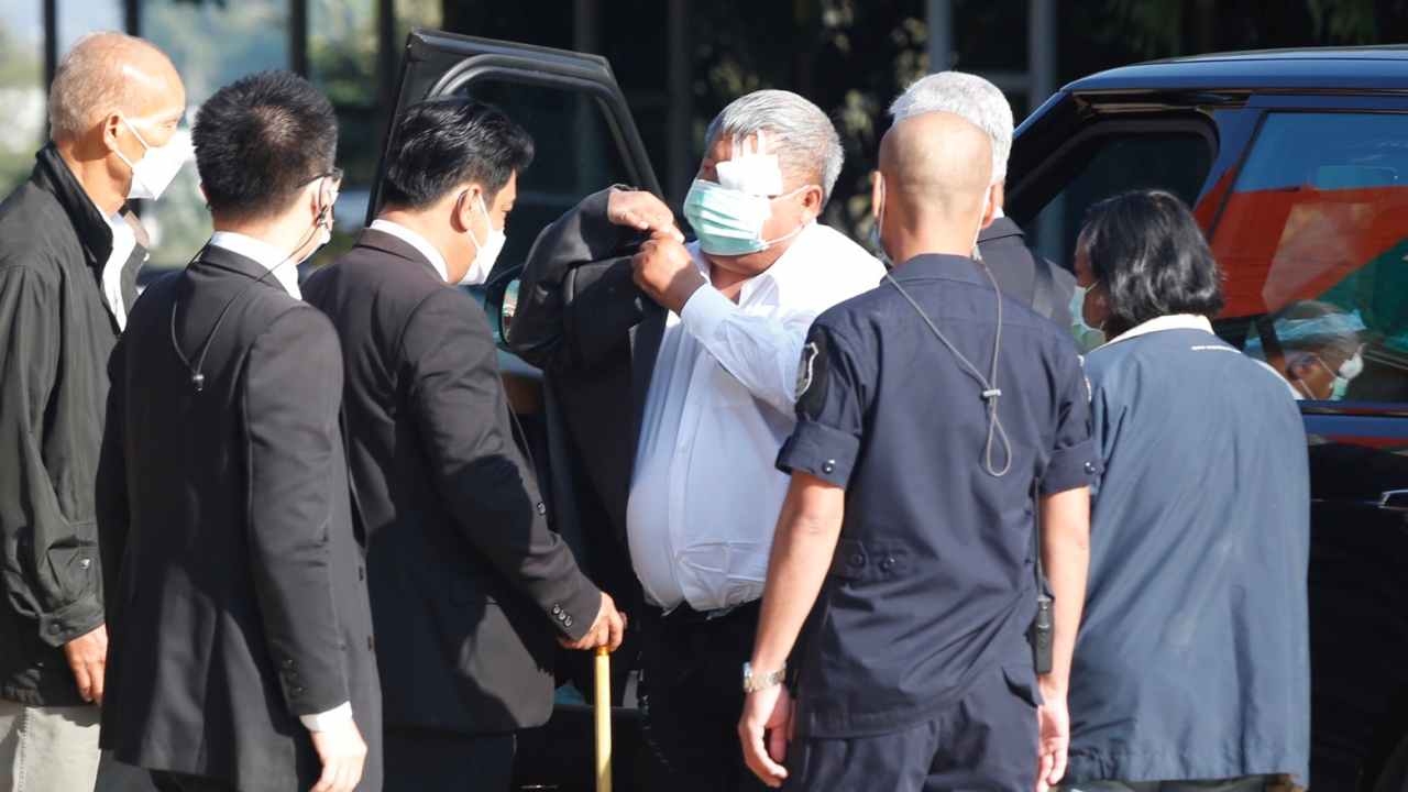 เปรมชัยมีผ้าปิดแผลที่ตาซ้าย มาขึ้นศาลทองผาภูมิ ฟังพิพากษาฎีกาคดีเสือดำ