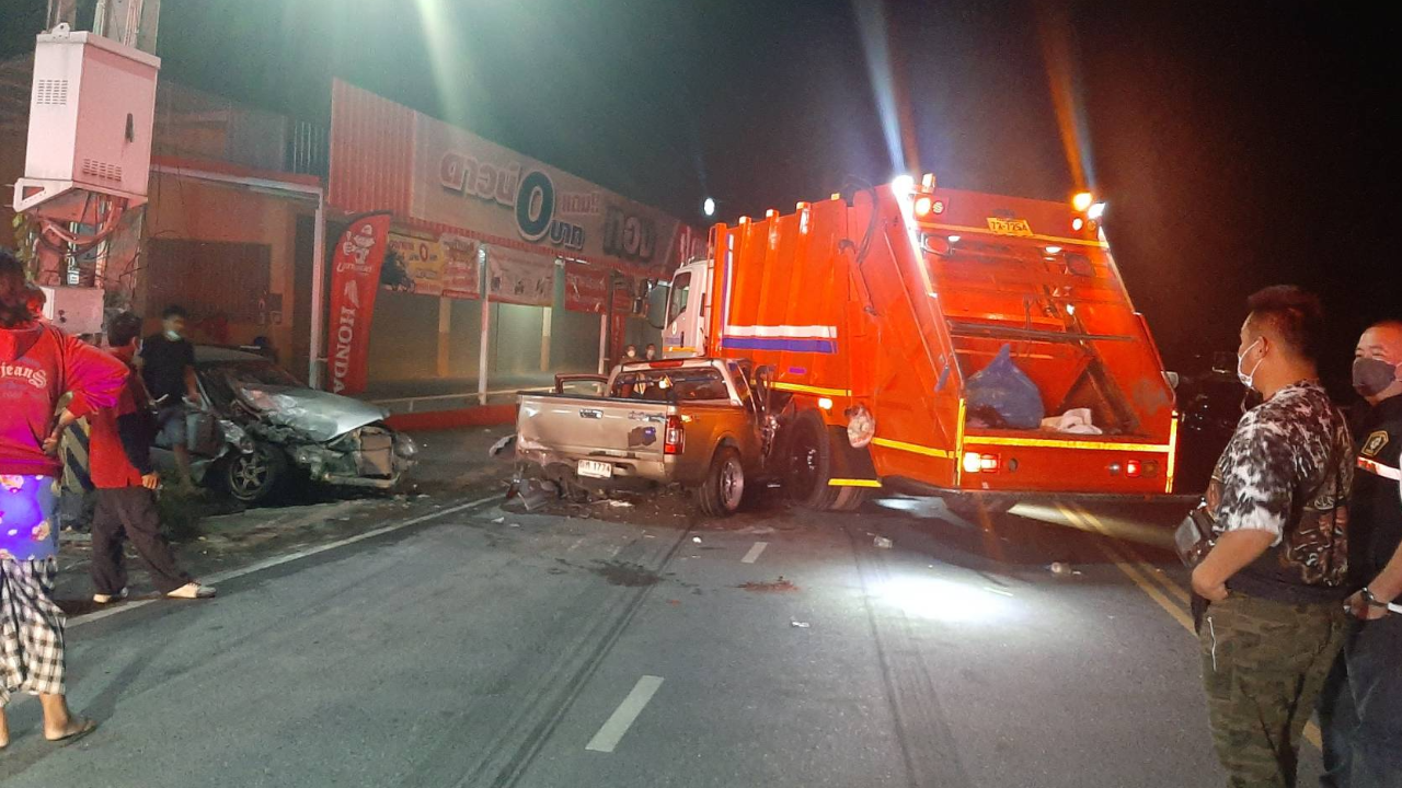 ตูมสนั่น รถขยะจอดข้างทาง กระบะพุ่งเสย-เก๋งตาม เจ็บ 3 สุดยื้อตาย 1