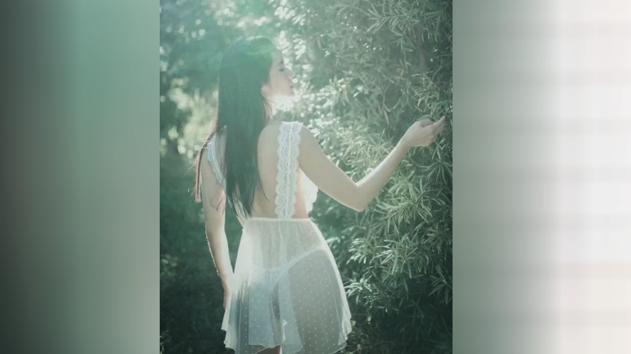 แน๊ต เกศริน ใส่ชุดลูกไม้สีขาวเดินเล่นในสวน ทำหนุ่มๆ หัวใจจะวาย (คลิป) 