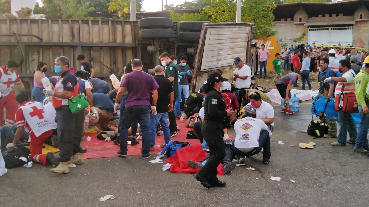 รถบรรทุกผู้อพยพคว่ำเทกระจาดในเม็กซิโก ตายเกลื่อน 49 ศพ