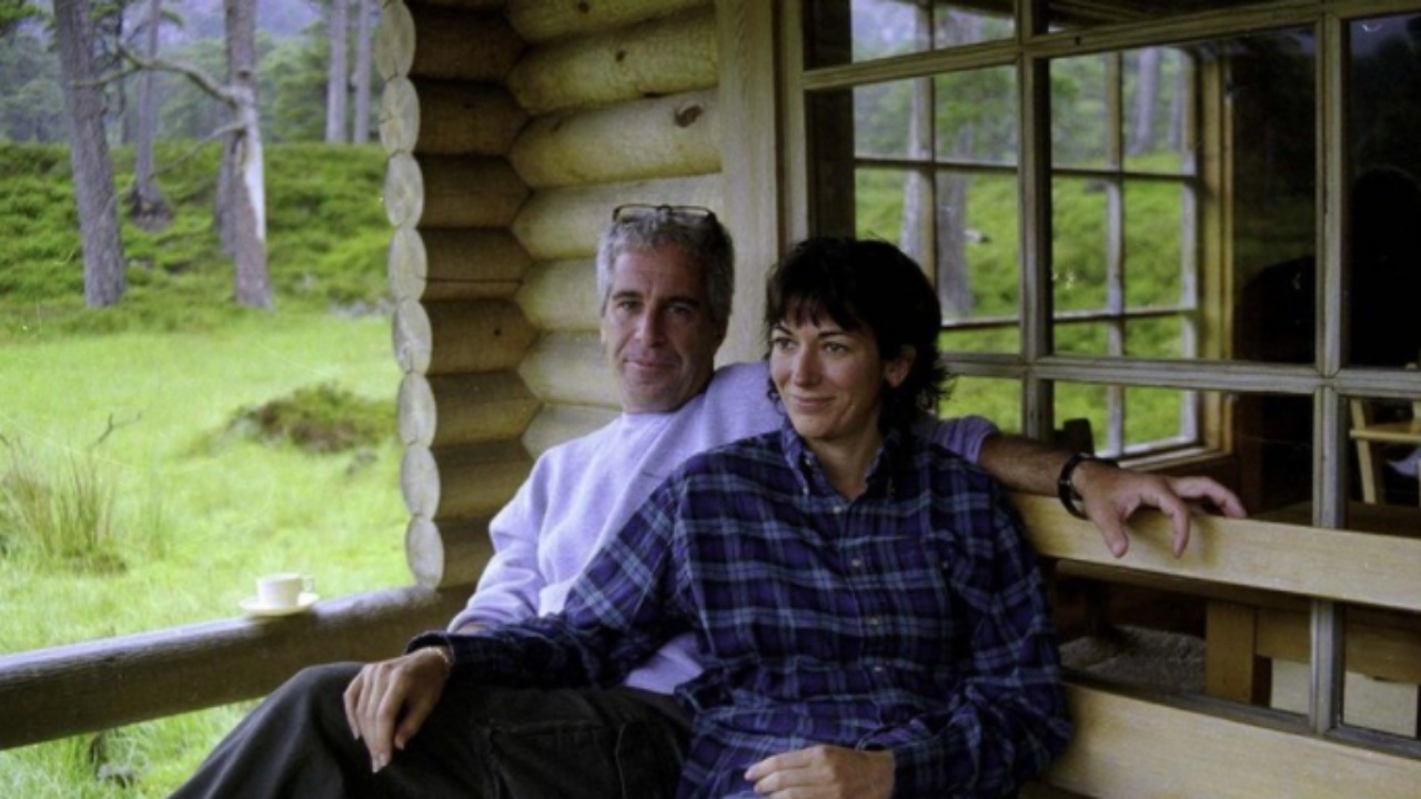 ตะลึง โชว์รูปกลางศาลสหรัฐฯ 2 ผู้ต้องหาค้ากามเด็ก นั่งที่กระท่อมของควีน