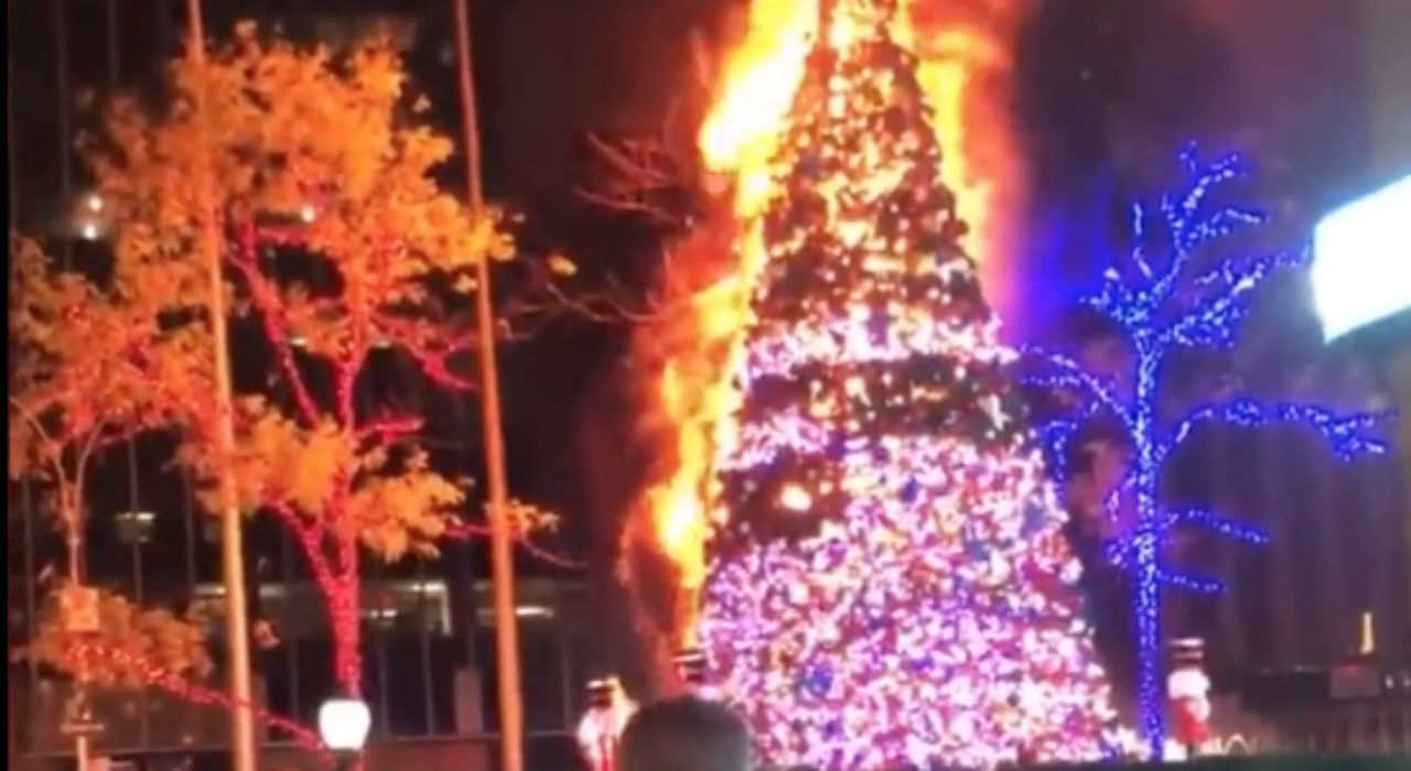  ไฟไหม้ต้นคริสต์มาสหน้าสตูดิโอฟ็อกซ์นิวส์ คาดเป็นเหตุวางเพลิง