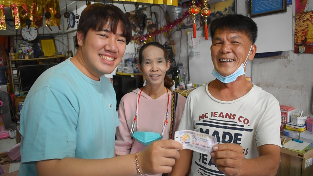 ฝันทำบุญบ้าน พ่อค้าข้าวสารดวงเฮง ถูกรางวัลที่ 1 รับ 6 ล้าน