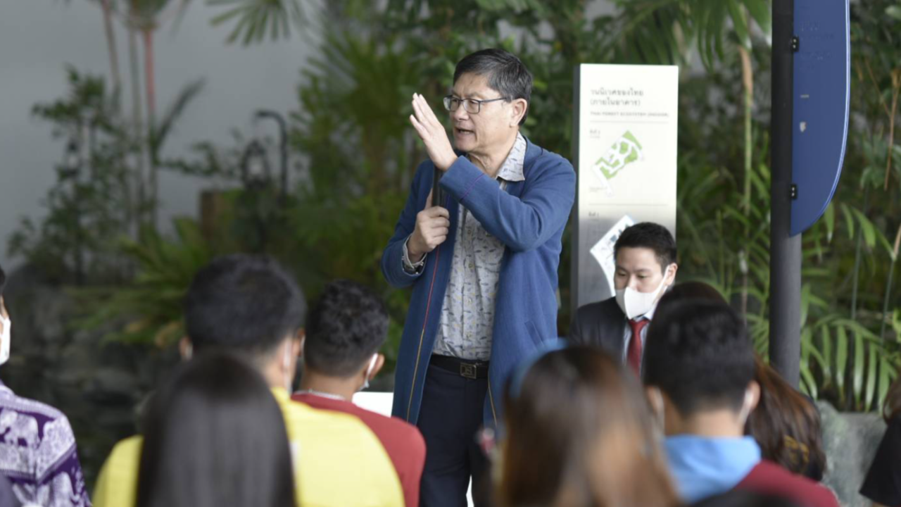 "เอนก" สอน นักศึกษา ไม่ควรเป็นนักประท้วงอาชีพ หรือไปทะเลาะกับอธิการบดี