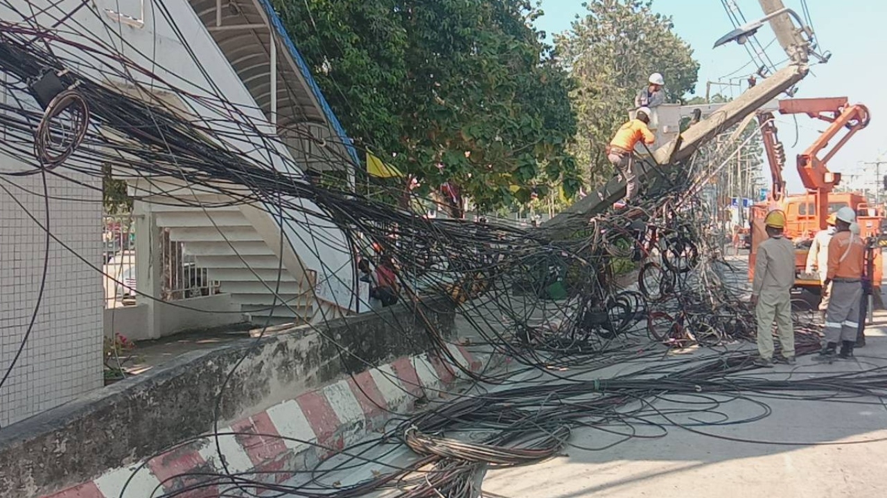 หกล้อเกี่ยวสายสื่อสาร ห้อยย้อยกลางแยกถนนสุขุมวิท ดึงเสาไฟล้ม 5 ต้น