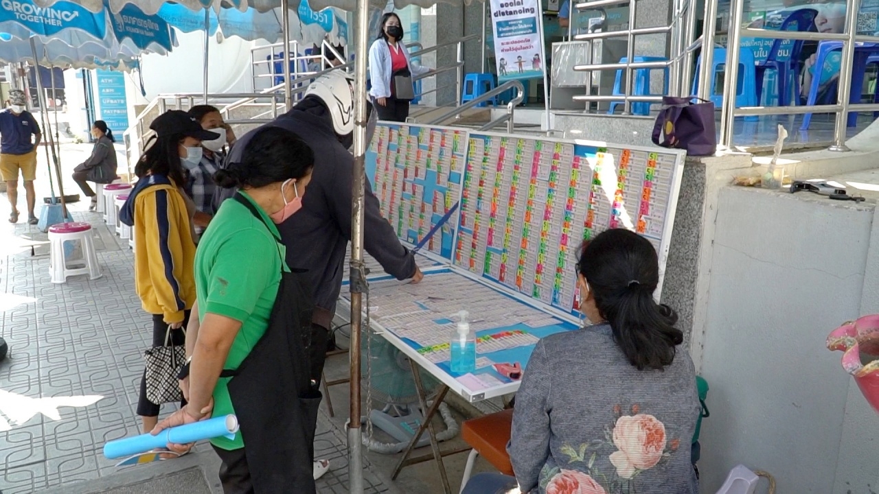 เลขเด็ด "เจ๊ฟองเบียร์" คอหวยกว้านซื้อไปลุ้นโชคงวด 16/12/64 เกลี้ยงทุกแผง