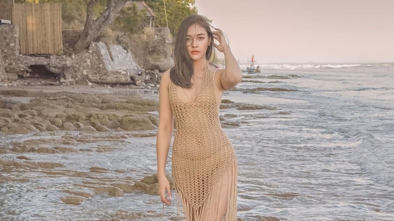 ปุ๊กลุก ฝนทิพย์ ทำทะเลเดือดใส่บิกินีสีเนื้อสุดปัง แต่ระวังโดนไม้เรียว