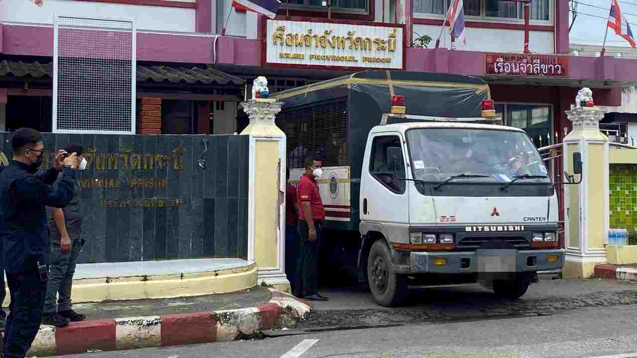 เร่งย้ายนักโทษที่เหลือ หลังจลาจลเผาเเรือนจำกระบี่ ตร.เข้าเคลียร์บ่ายนี้