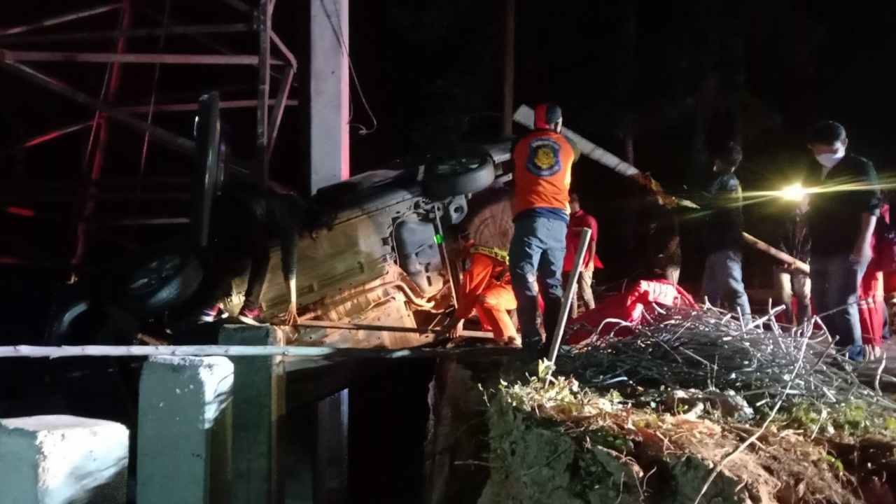 สาวใหญ่ขับเก๋งชนแบริเออร์ กั้นเขตก่อสร้างสะพานที่ร้อยเอ็ด คาดวูบหลับใน