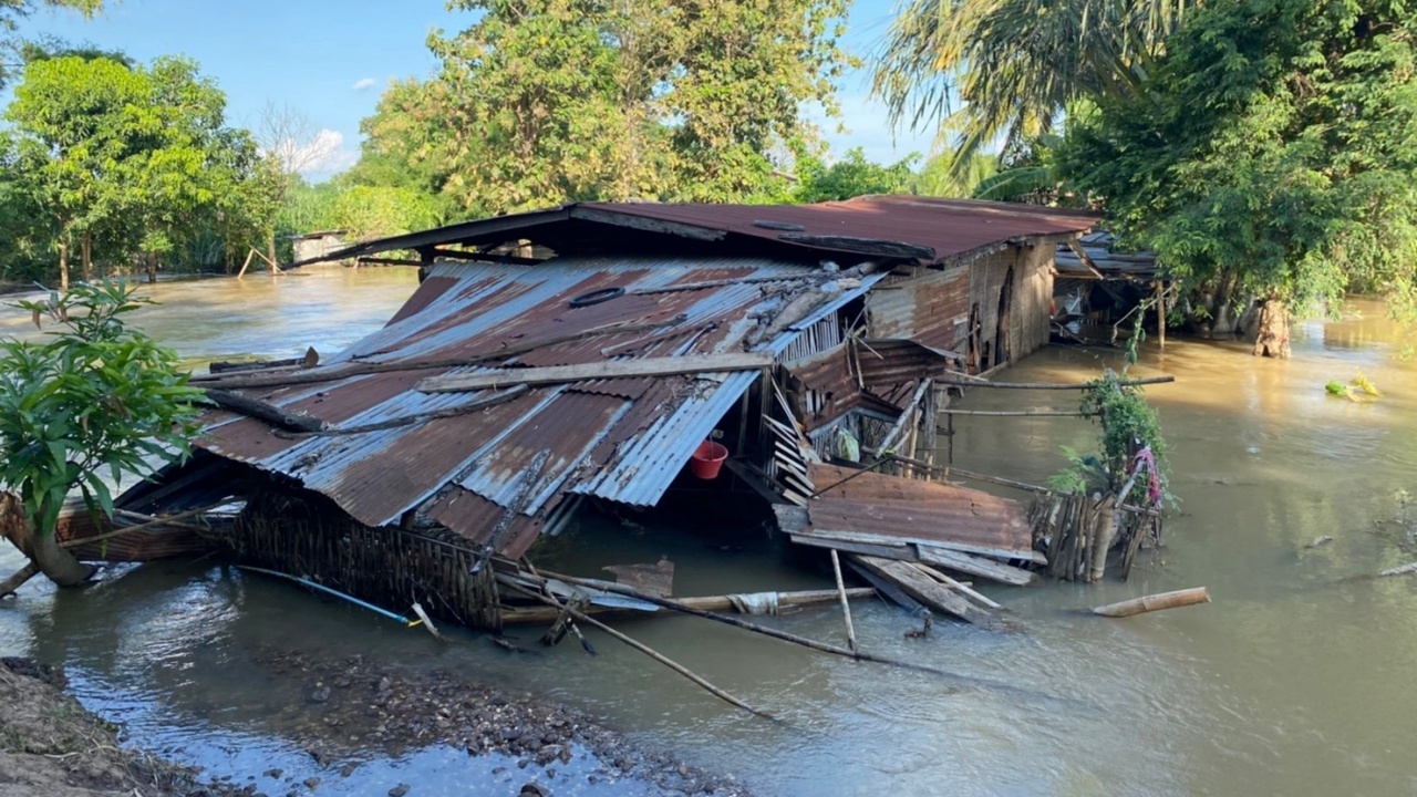 พม.เร่งช่วยยายวัย 84 ป่วยหลายโรครุมเร้า ซ้ำถูกน้ำท่วมบ้านซัดพังทั้งหลัง