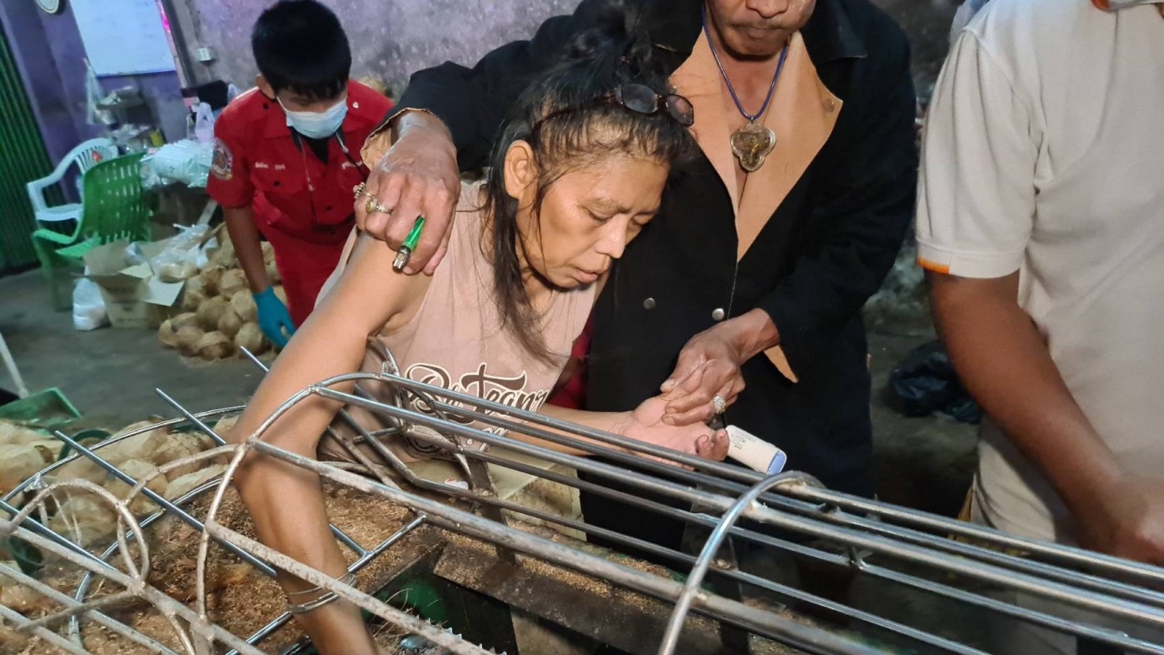 สาวร้องสุดชีวิต เครื่องปอกมะพร้าวดูดมือบดแหลก หมอย้ำต้องตัดทิ้ง