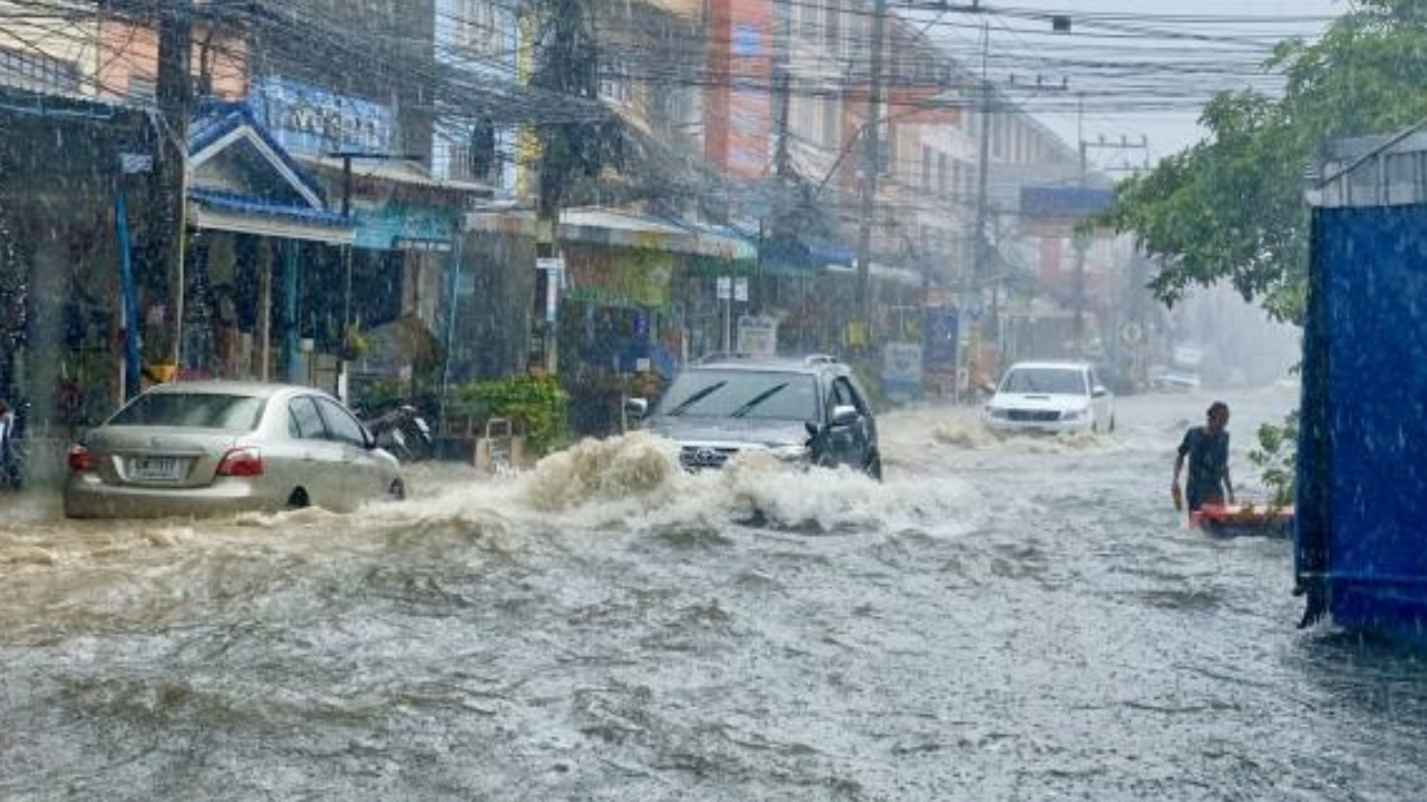 สภาพอากาศวันนี้ ฝนกระหน่ำ 32 จว.เสี่ยงจม จับตาพายุ 2 ลูก เตรียมรับมือ