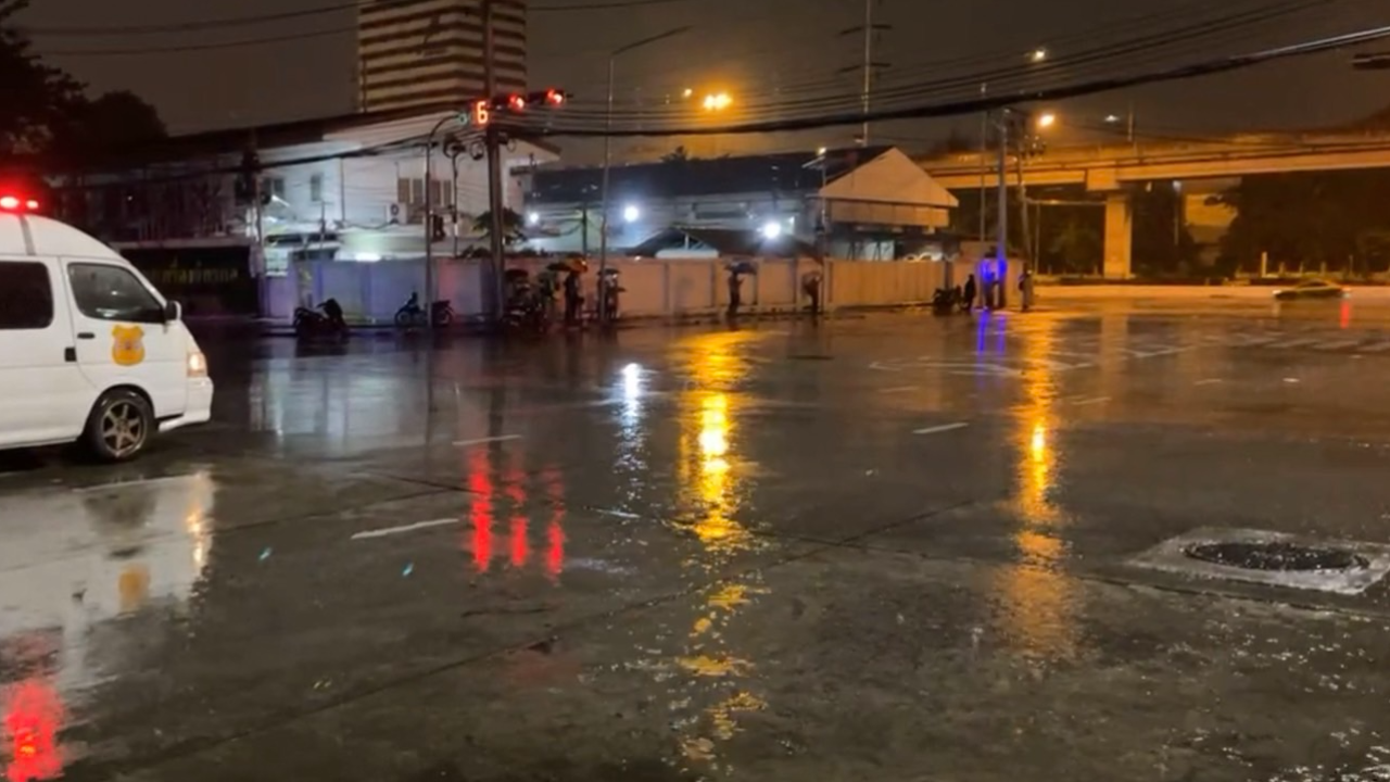 ใกล้เวลาเคอร์ฟิว ม็อบดินแดงและเจ้าหน้าที่ ยังปะทะกันต่อเนื่องท่ามกลางสายฝน