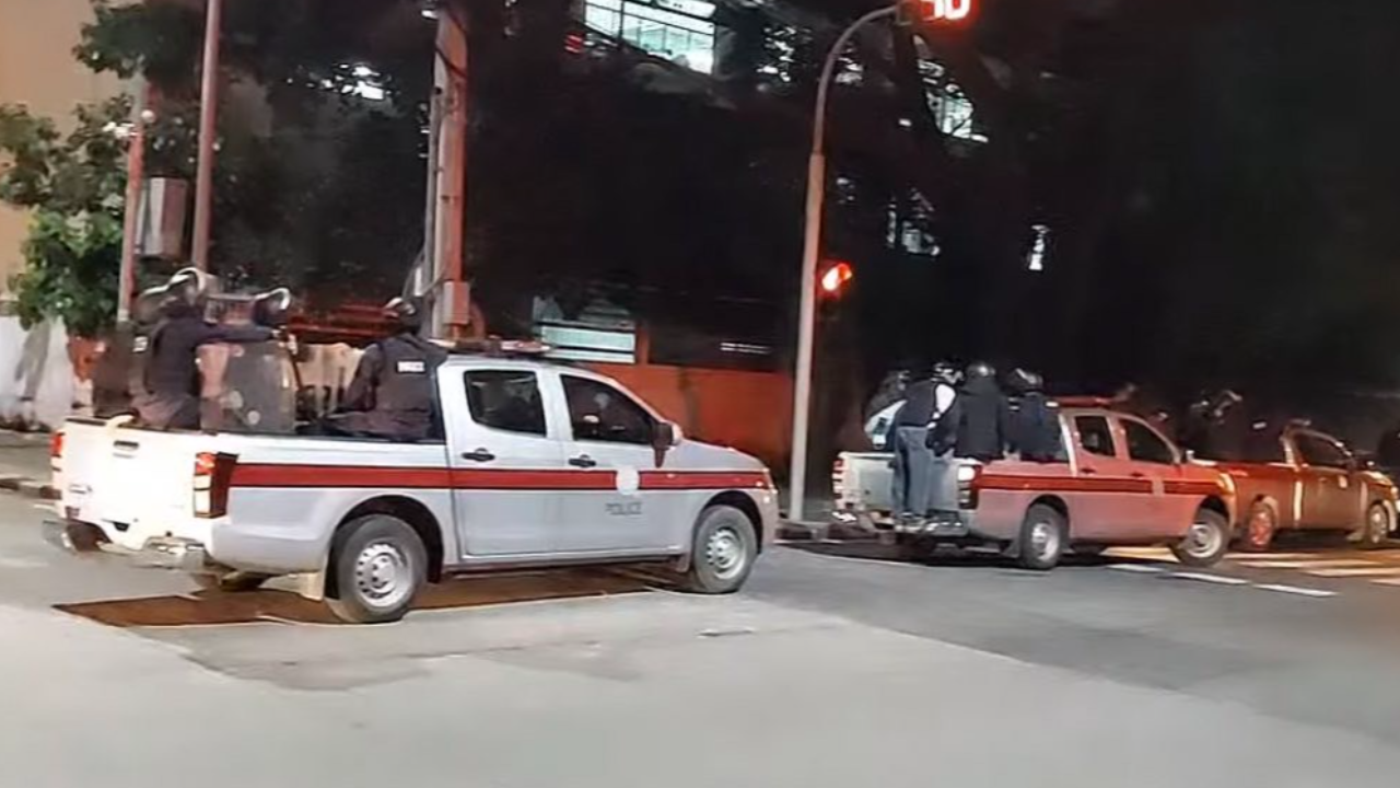 ผู้ชุมนุมถูกจับกุมอย่างน้อย 2 ราย หลังเจ้าหน้าที่ คฝ. เข้ากระชับพื้นที่อีกรอบ