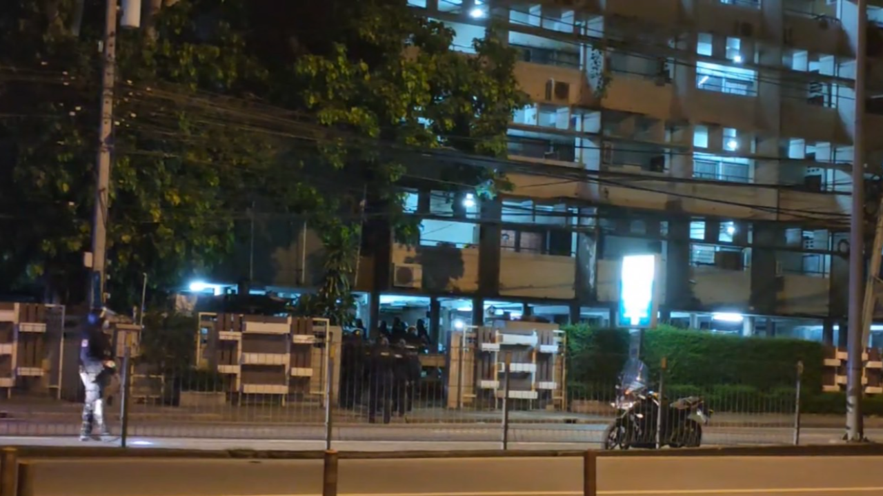 ชุด คฝ.เข้าบุกตรวจแฟลตดินแดงหาผู้ชุมนุม ชาวบ้านไม่พอใจตะโกนต่อว่า