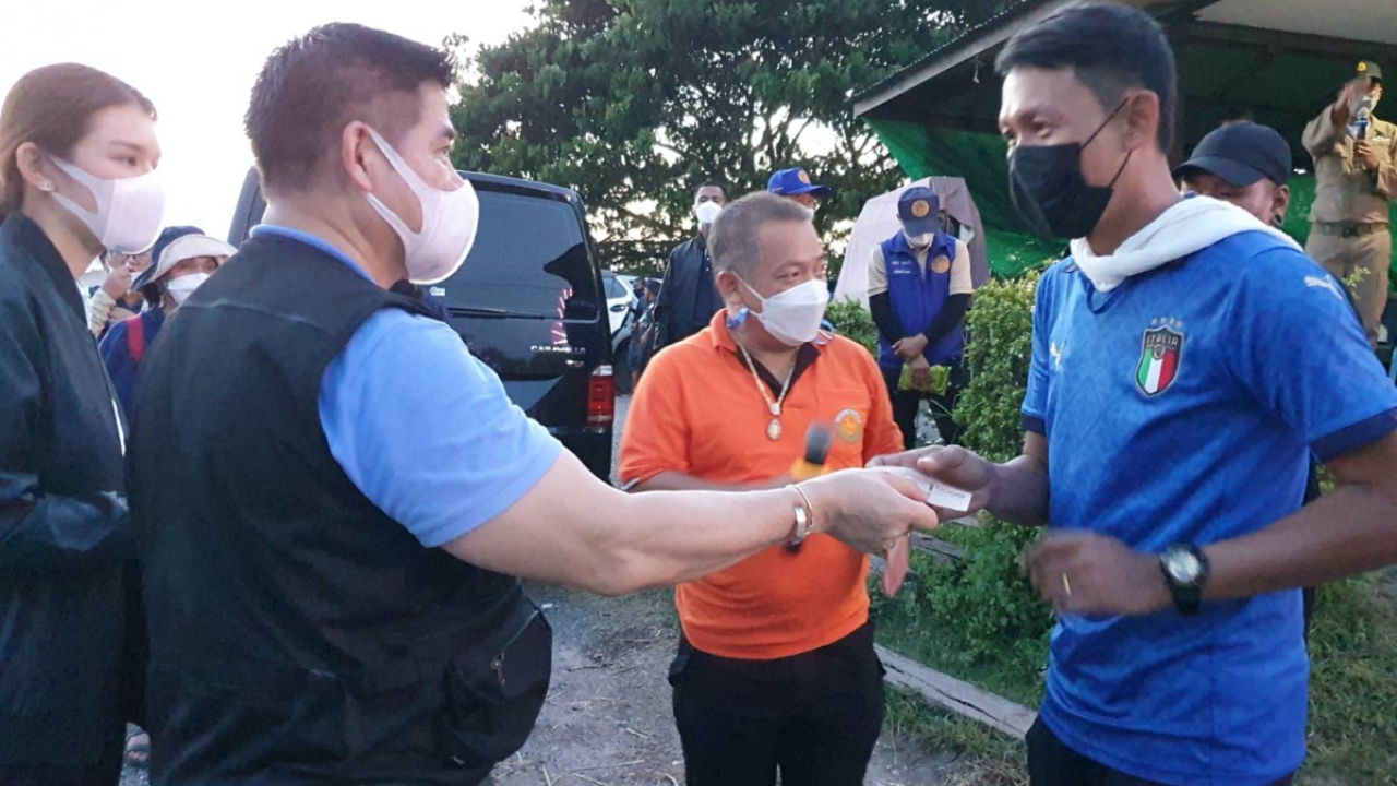 เสี่ยธรรมนัส บุกถิ่นภูมิใจไทย ควักเงินช่วยน้ำท่วม เรียกแจกยันแม่ครัว