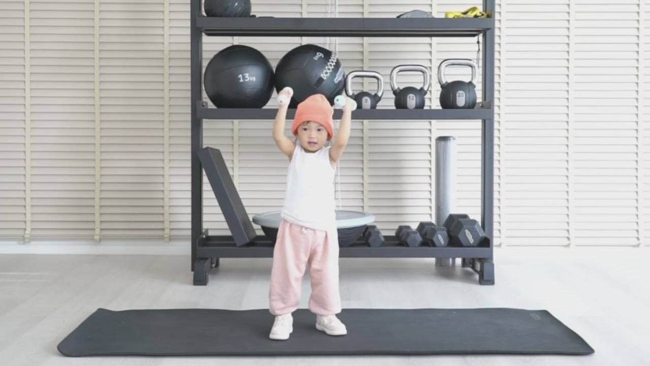 เจนี่ เปิดตัวโค้ชตัวน้อย น้องโนล่า นำทีมออกกำลังกายแบบน่ารักๆ (คลิป)