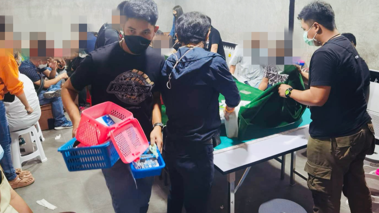 สืบภาค 1 จับบ่อนป๊อกเด้งที่ "ลำลูกกา" นักพนันแน่นขนัด 44 คน 