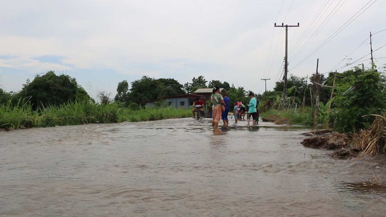 เขื่อนอุบลรัตน์ระบายเพิ่ม น้ำพองล้นตลิ่งท่วมทุ่งนา ชาวบึงเนียมยังปลอดภัย