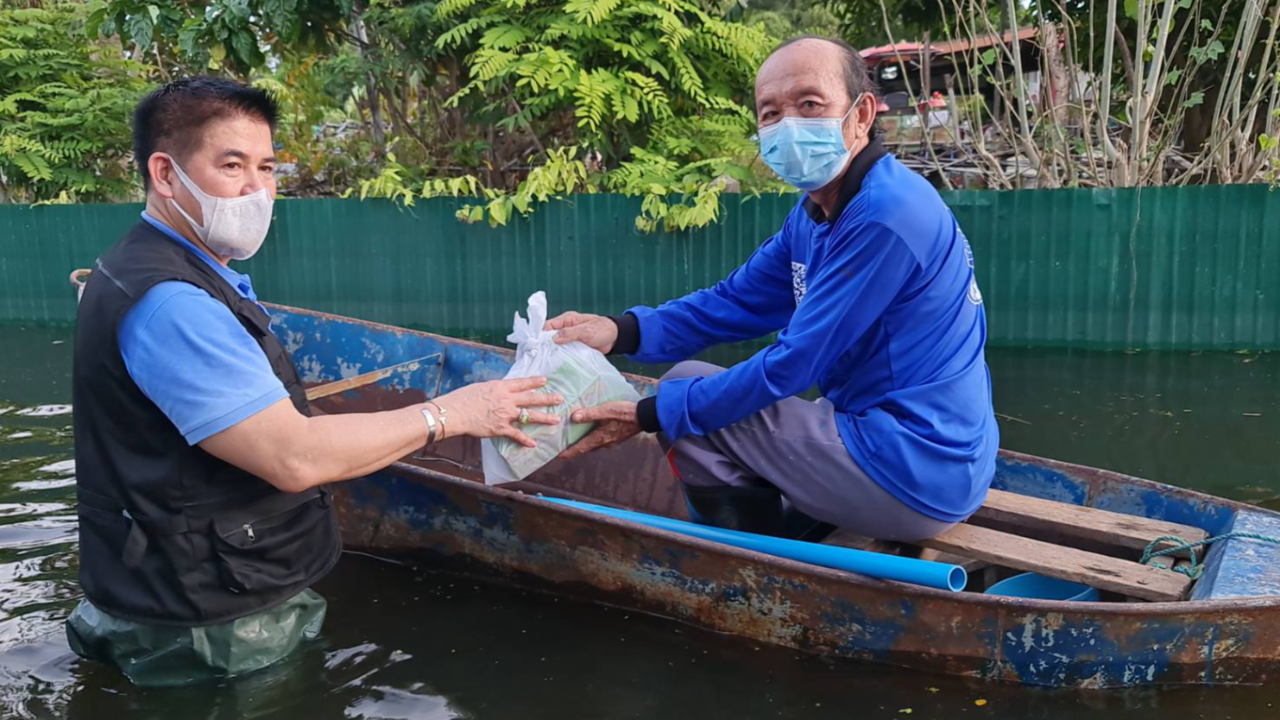"ธรรมนัส" ไม่มีแผ่ว ลุยพื้นที่น้ำท่วม จ.ลพบุรี พา ส.ส.พรรคพลังประชารัฐ ไปด้วย