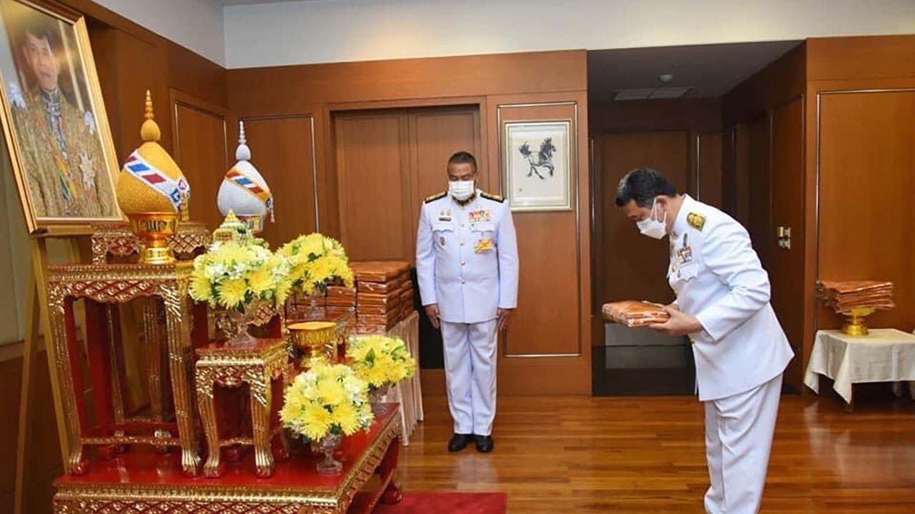 ปลัดกระทรวงมหาดไทย รับมอบผ้าไตรพระราชทานเนื่องในพิธีทอดผ้าป่า