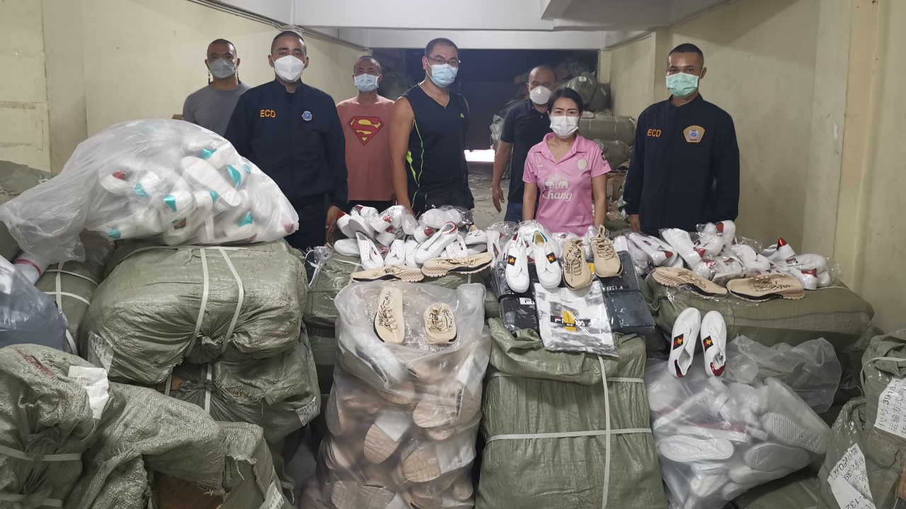 ปอศ. จับหนุ่มจีนลอบขายของก๊อบปี้แบรนด์ดังผ่านออนไลน์ มูลค่า 16 ล้าน