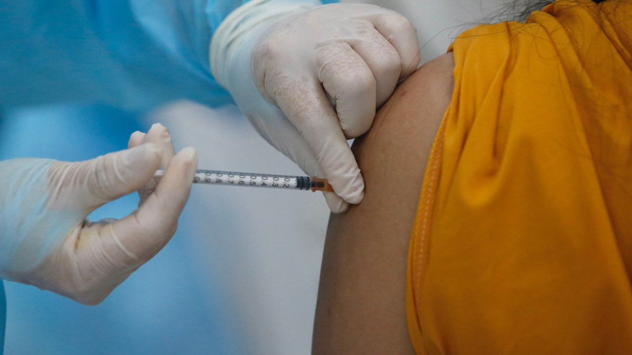 วันนี้ 9 โมง เปิดลงทะเบียนฉีดวัคซีนเข็ม 1 และเข็ม 3 ผ่าน 4 ค่ายมือถือ