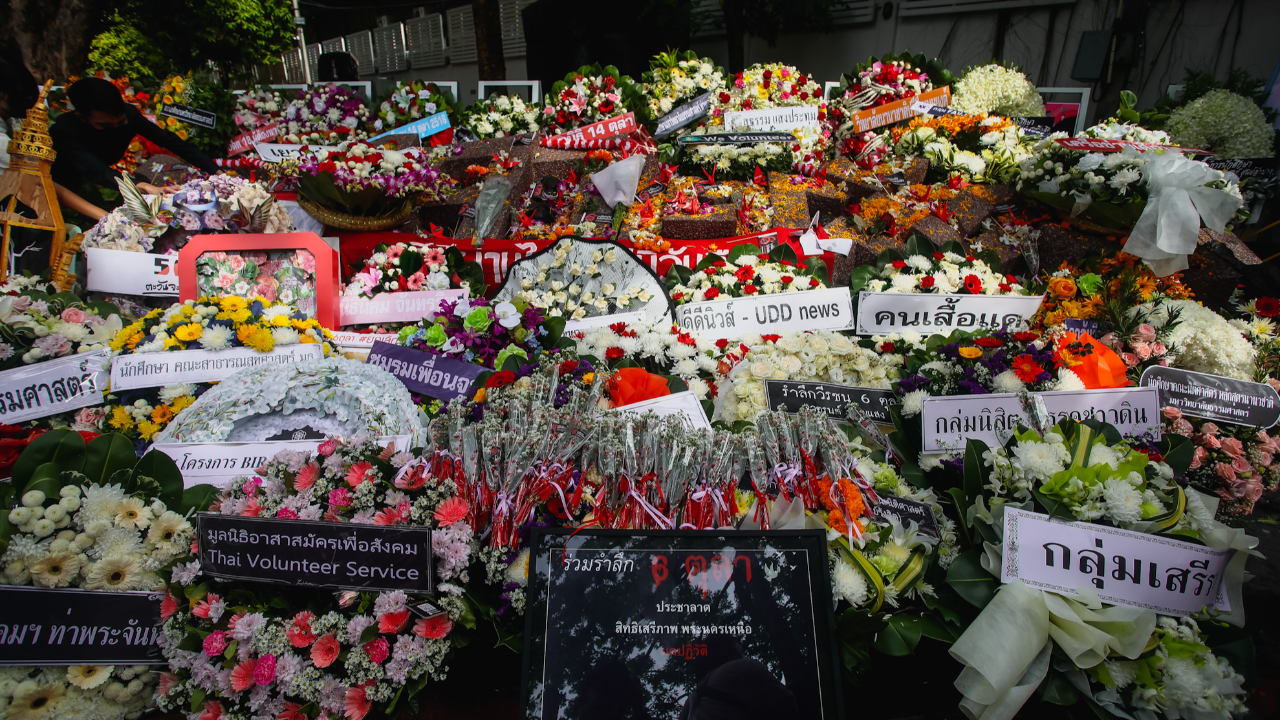 ร่วมรำลึกวีรชน 6 ตุลา 19 พร้อมมอบรางวัลจารุพงษ์ ทองสินธุ์ ให้ “เพนกวิน”