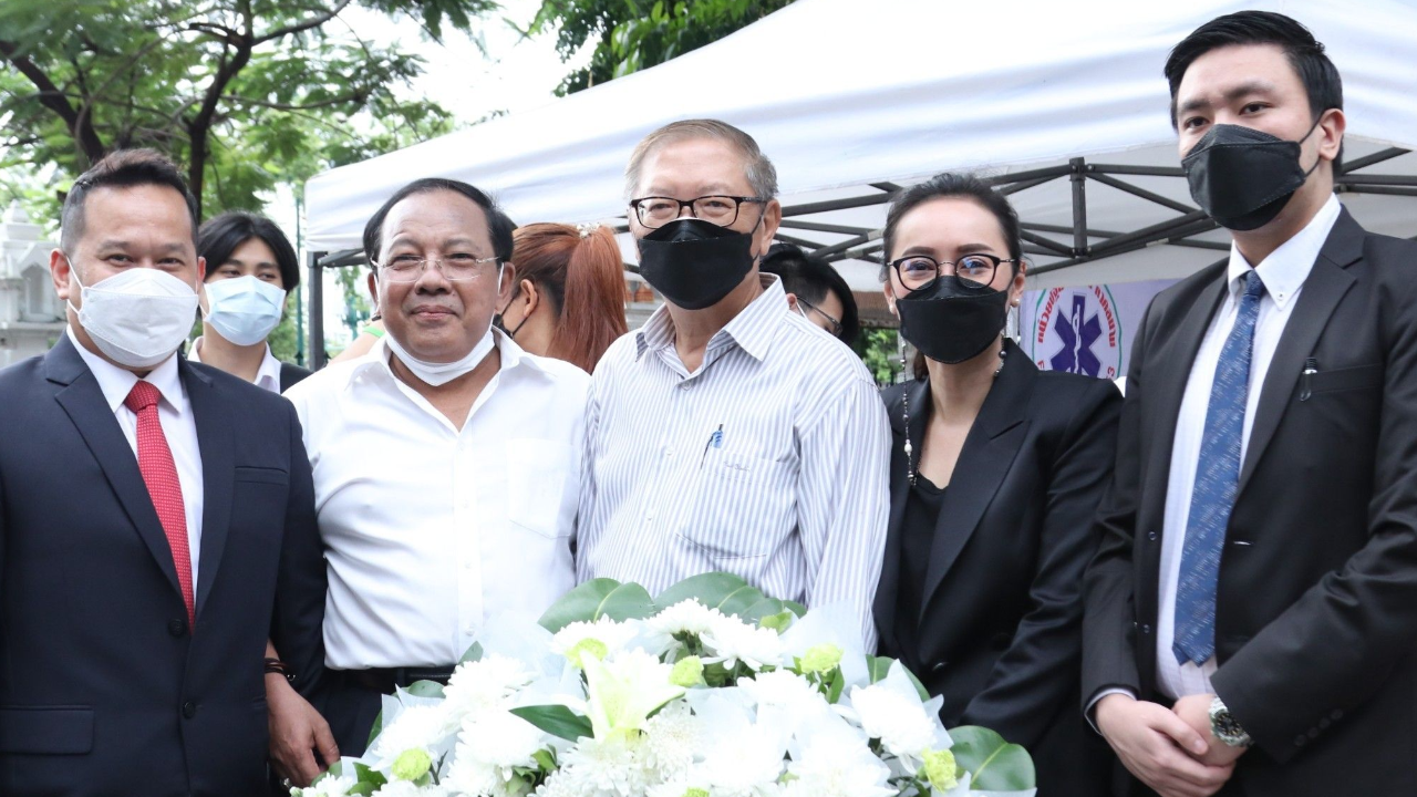 "เพื่อไทย" ร่วมวางพวงมาลา รำลึก 6 ตุลา 19 ชี้ จุดเริ่มฉุดรั้งประเทศ 