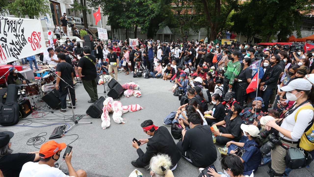 ฝนตกหนักใส่เวที 6 ตุลาย้ายกันวุ่น ด้านมวลชนประณามผู้บริหาร มธ. ไม่ให้จัดงาน