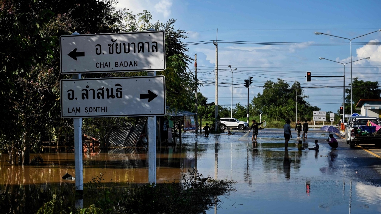น้ำท่วม ซัดถนนพัง 73 สายทาง ใน 16 จังหวัด ยังผ่านไม่ได้ 44 แห่ง