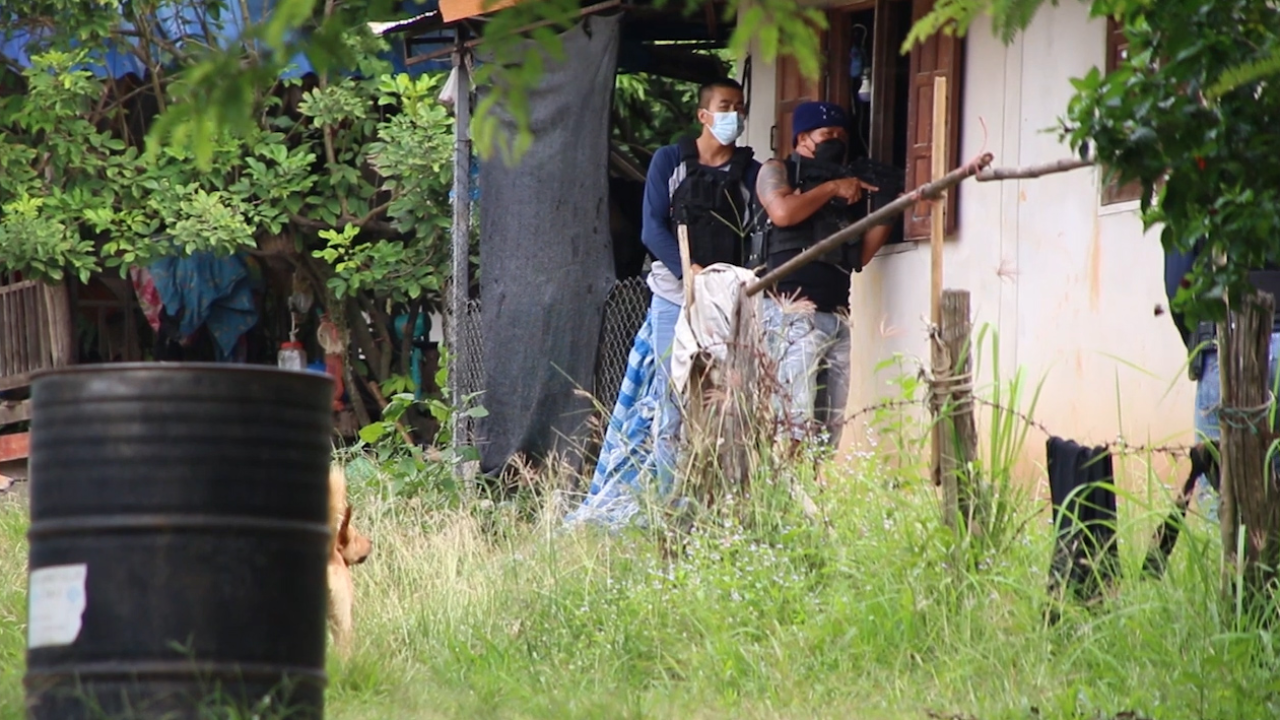 "อาวุธครบมือ" จู่โจมระทึก รวบนักโทษแหกคุกนาโสก สุดท้ายเหลว-ไหวตัวทัน