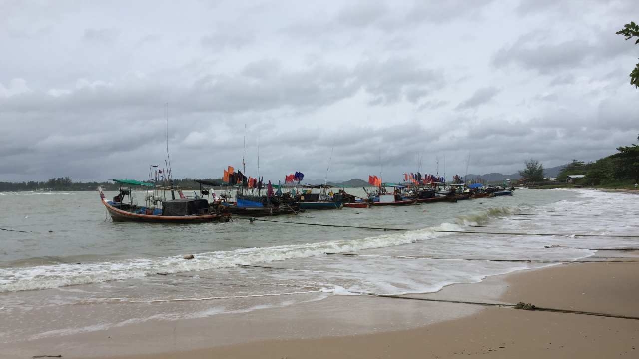 พังงาทะเลคลื่นแรง โถมท่าเรือบ้านน้ำเค็ม เรือข้ามฟาก เรือประมงหยุดชั่วคราว