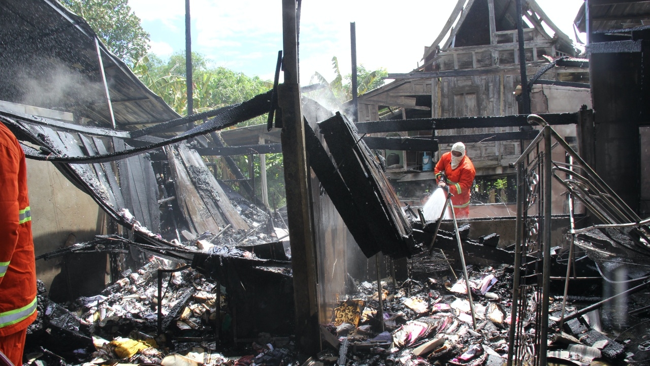 ร.ต.อ.ถึงกับเป็นลม เห็นไฟไหม้บ้านวอดทั้งหลัง กู้ภัยรีบนำส่งโรงพยาบาล