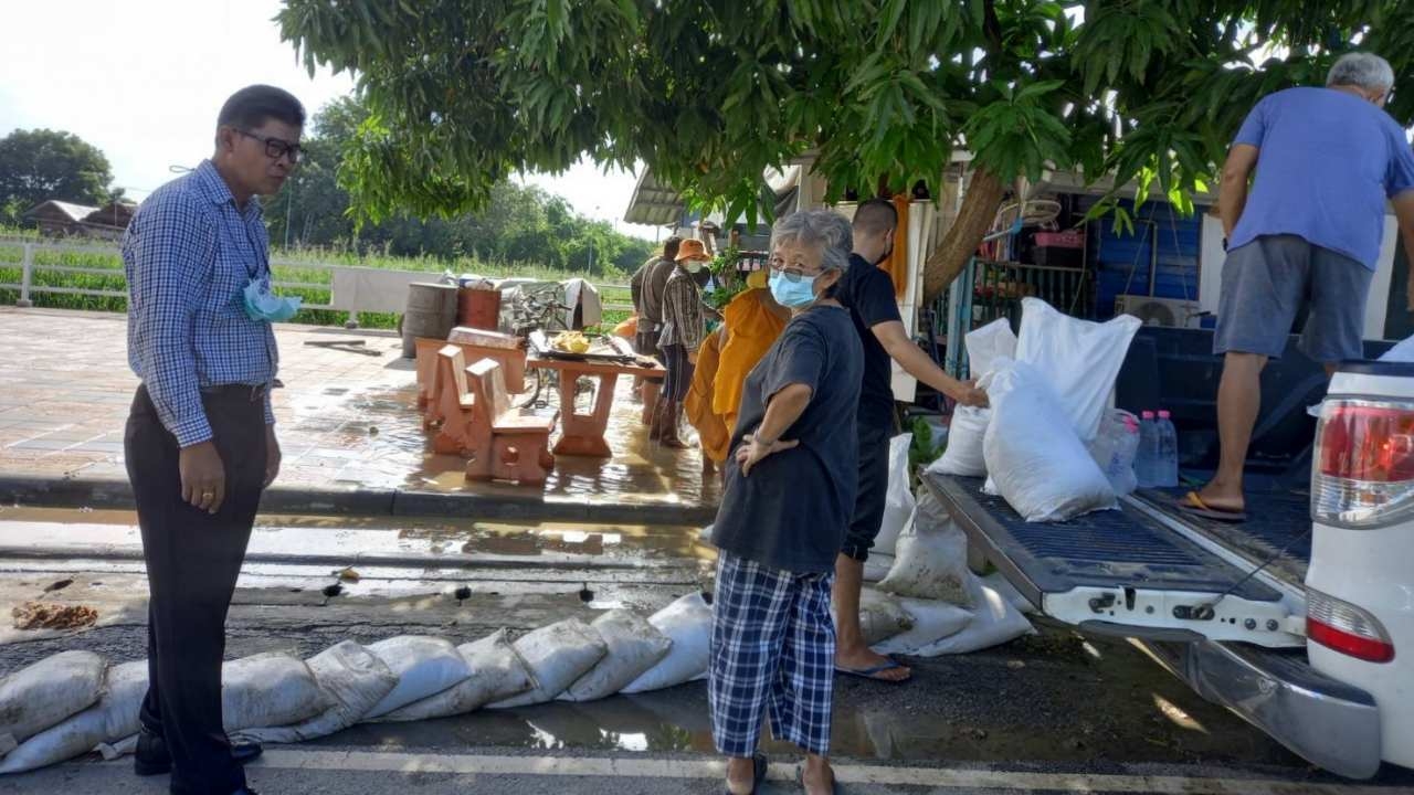 สองพี่น้องน้ำท่วมหลายหมู่บ้าน ท้องถิ่นเร่งเสริมแนวกั้น กันน้ำทะลัก