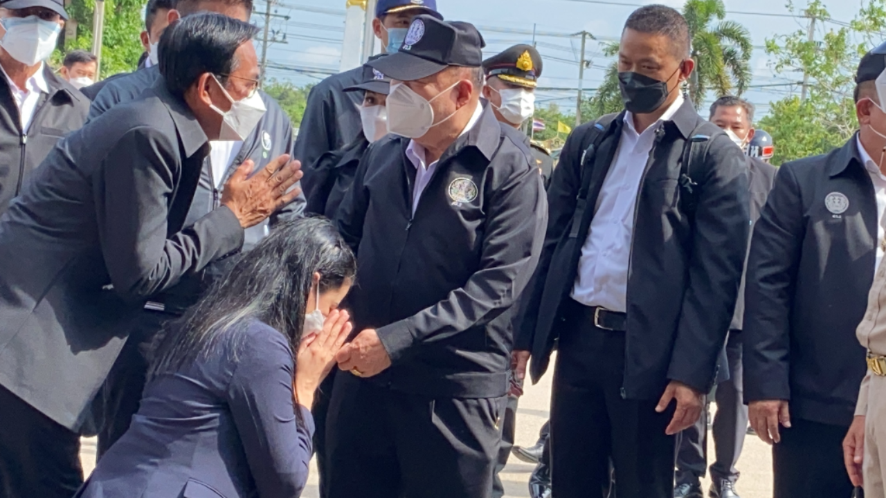 "ปารีณา" แจง คุกเข่าไหว้ "บิ๊กป้อม" เหตุ เป็นผู้ใหญ่ เคารพ-รักที่สุด