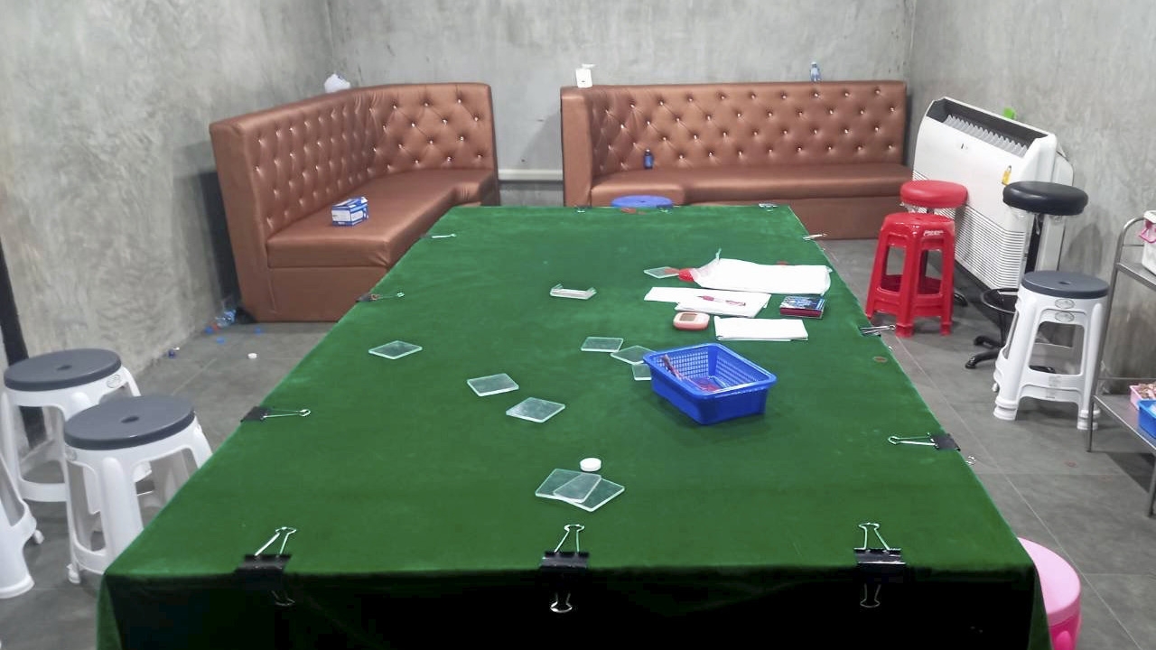 เด้งแล้ว 5 เสือ เซ่นจับบ่อนในตลาดดัง สภ.ลำลูกกา