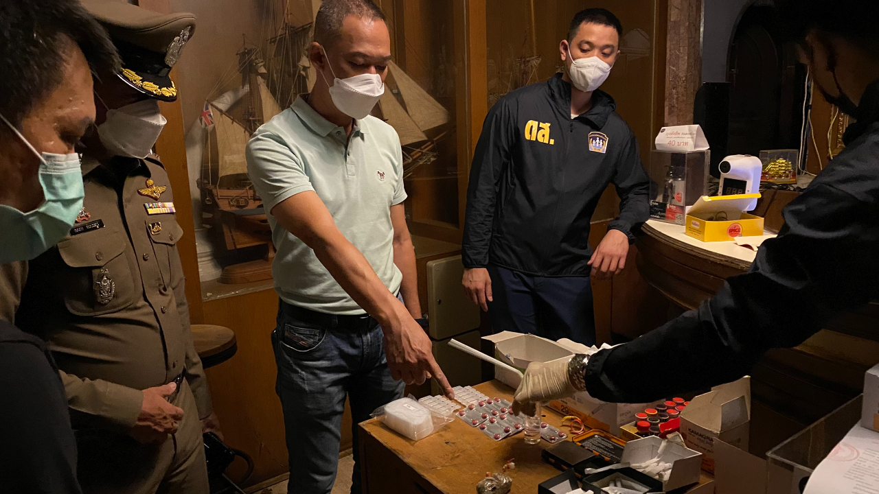 "โดนรอบ 2" บุกซาวน่าดัง ทลายปาร์ตี้เกย์ "ยึดไอซ์-ยาปลุกเซ็กซ์" เพียบ