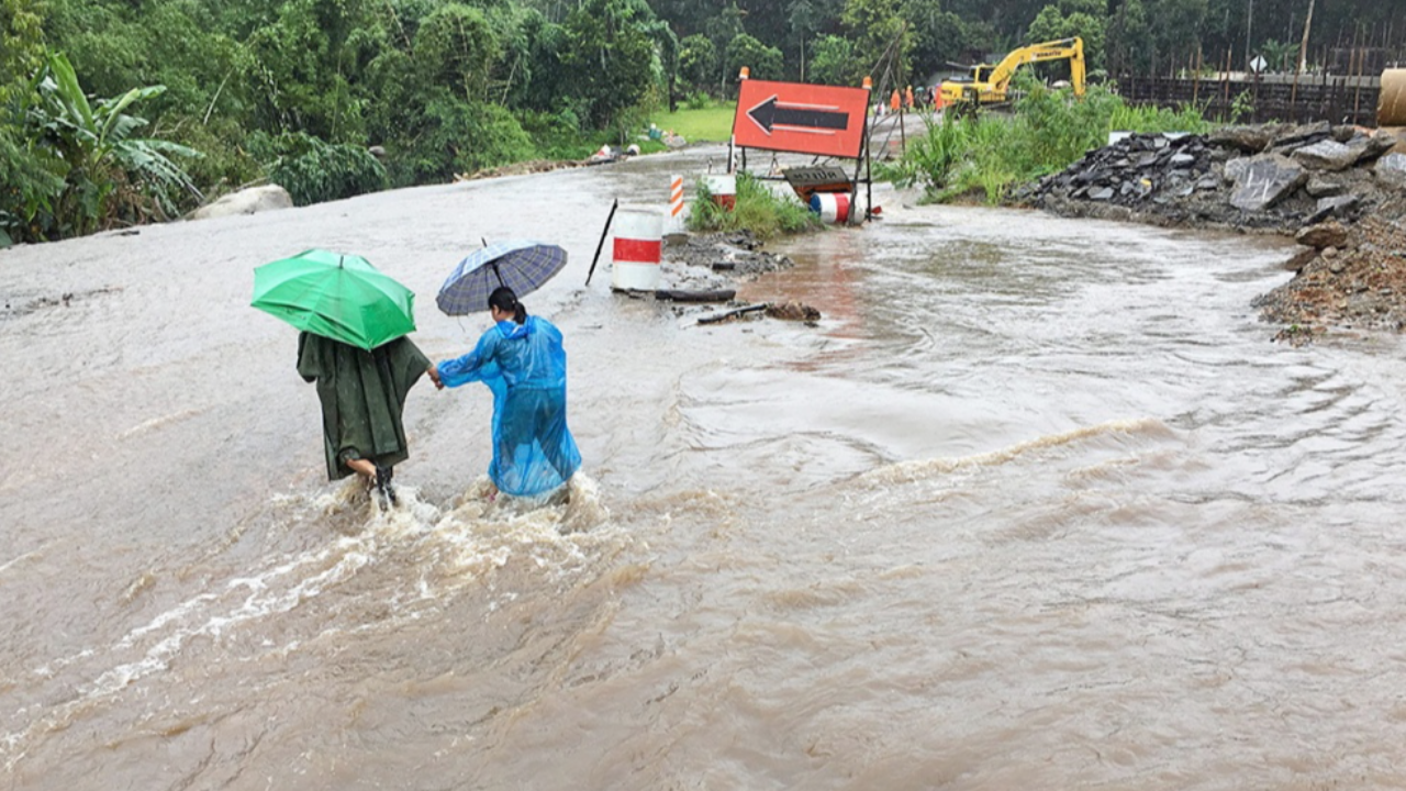 สภาพอากาศวันนี้ "ใต้" อ่วม-ฝนหนัก 8 จว.เสี่ยงจม ระวังน้ำท่วม-น้ำป่า