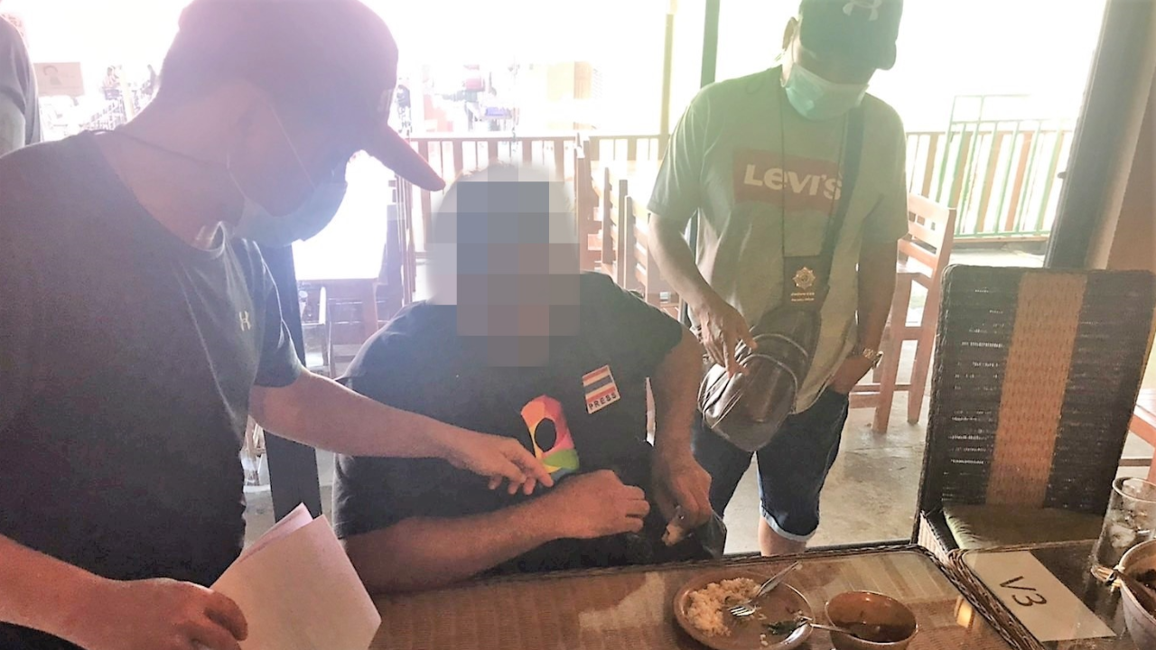 บุกรวบนักข่าวนอกรีต ขู่รีดเงินเสี่ยรถดัมพ์ คาร้านอาหารดังเมืองเชียงราย