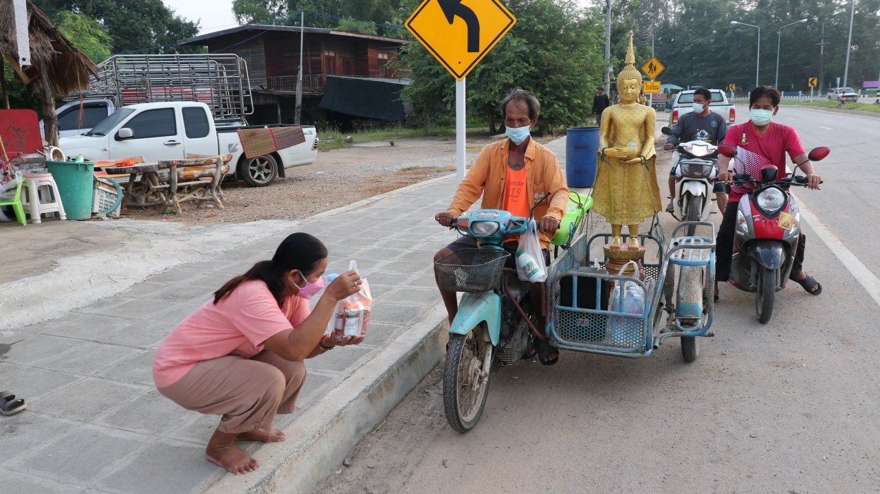 พระกักโควิดทั้งวัด ต้องพึ่งพระพุทธรูป นิมนต์ขึ้นซาเล้งช่วยบิณฑบาต