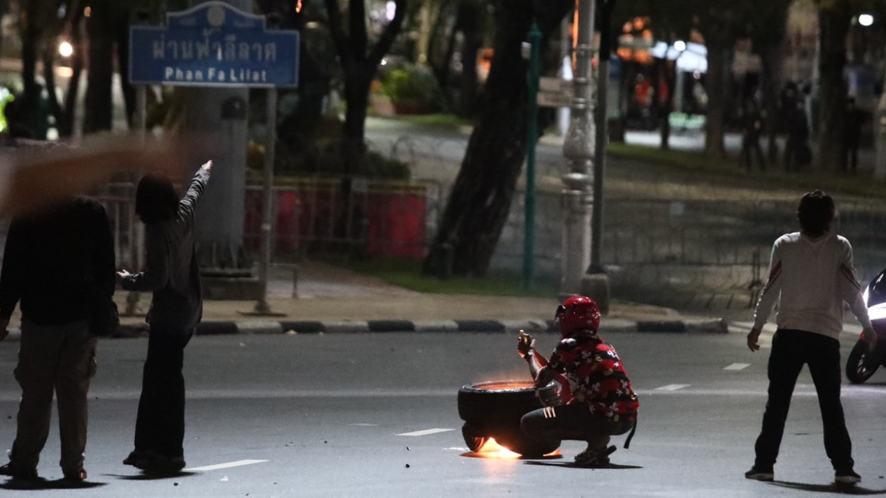 ม็อบ "ยิงประทัด" ยั่วยุ คฝ. สะพานผ่านฟ้าฯ -"เฟมินิสต์ปลดแอก" ยุติชุมนุม