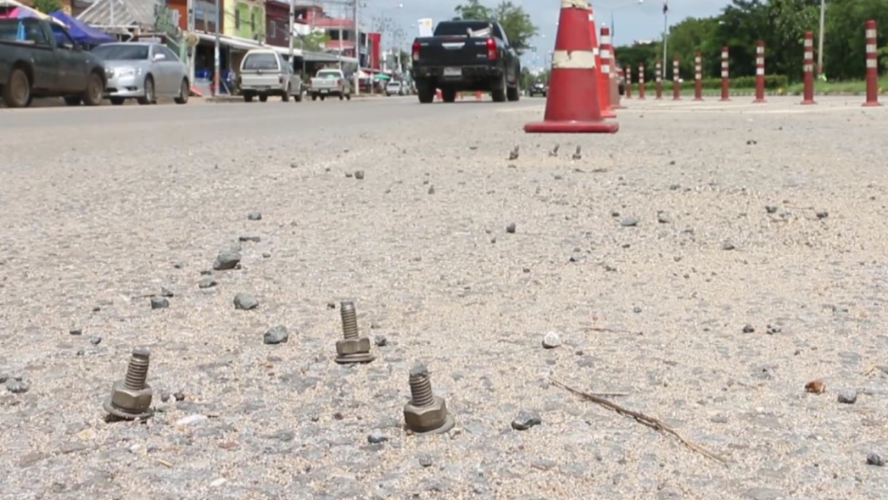 เตือนภัยบนถนน น้ำลดนอตผุดเพียบ รถเหยียบถึงยางระเบิด